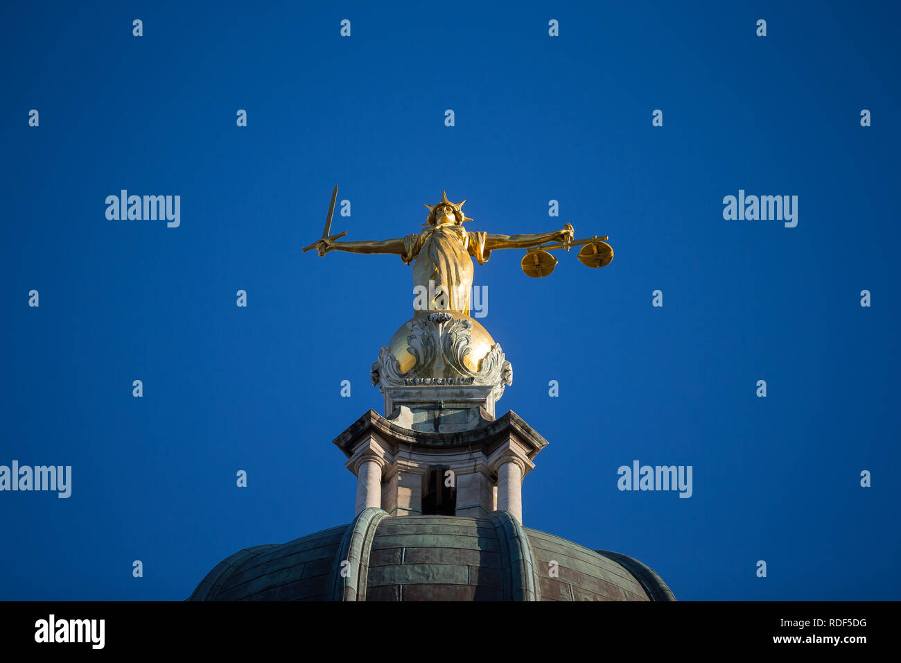 Lady Gerechtigkeit Statue auf der Oberseite des Old Bailey, zentralen Strafgerichtshof in London, England. Allgemeine Ansicht GV Stockfoto