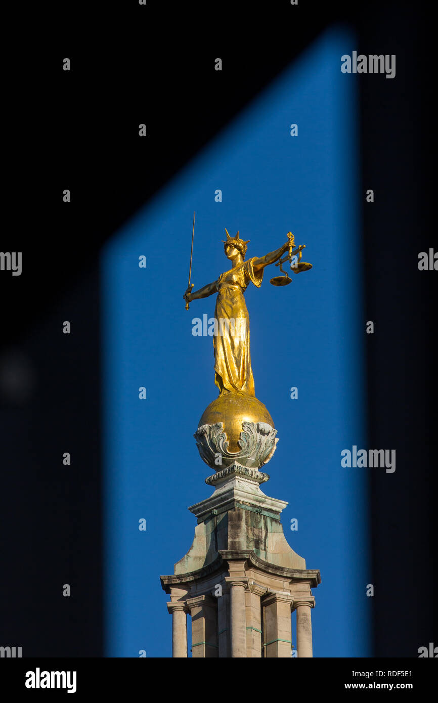 Lady Gerechtigkeit Statue auf der Oberseite des Old Bailey, zentralen Strafgerichtshof in London, England. Allgemeine Ansicht GV Stockfoto