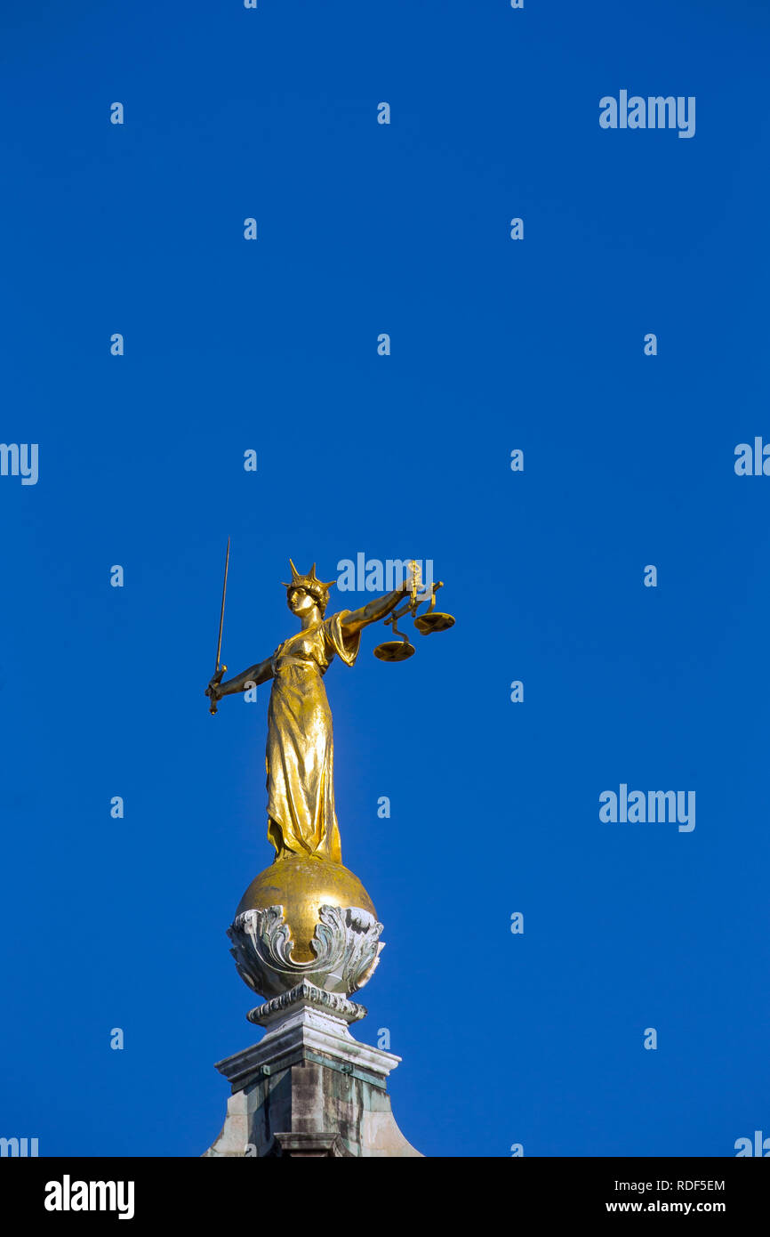 Lady Gerechtigkeit Statue auf der Oberseite des Old Bailey, zentralen Strafgerichtshof in London, England. Allgemeine Ansicht GV Stockfoto