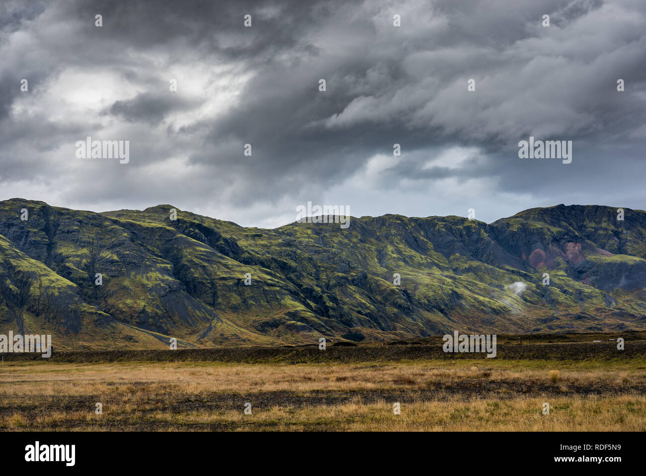 Wolkenverhangene Berge in Südisland Stockfoto