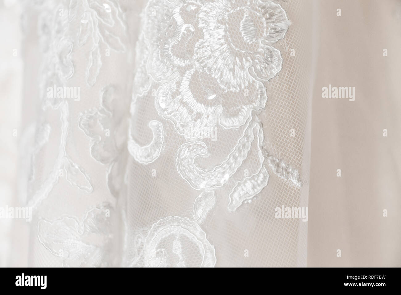 In der Nähe von weißen Spitzen bestickt mit Blumen blühen Muster für bridal weissen Brautkleid. Stockfoto