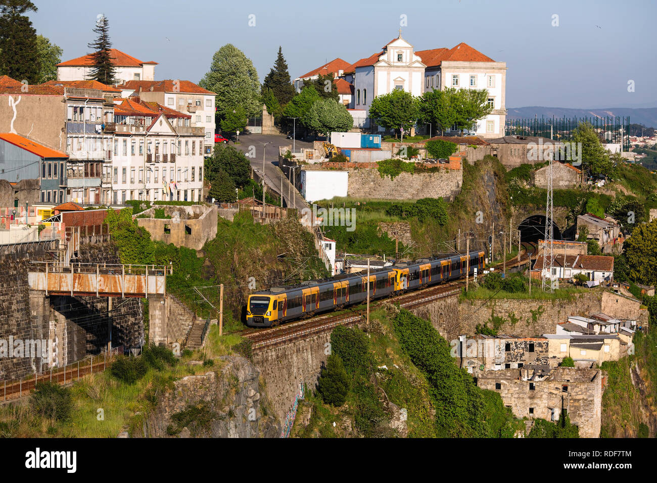 Zug der U-Bahn in der Altstadt von Porto, Portugal. Stockfoto