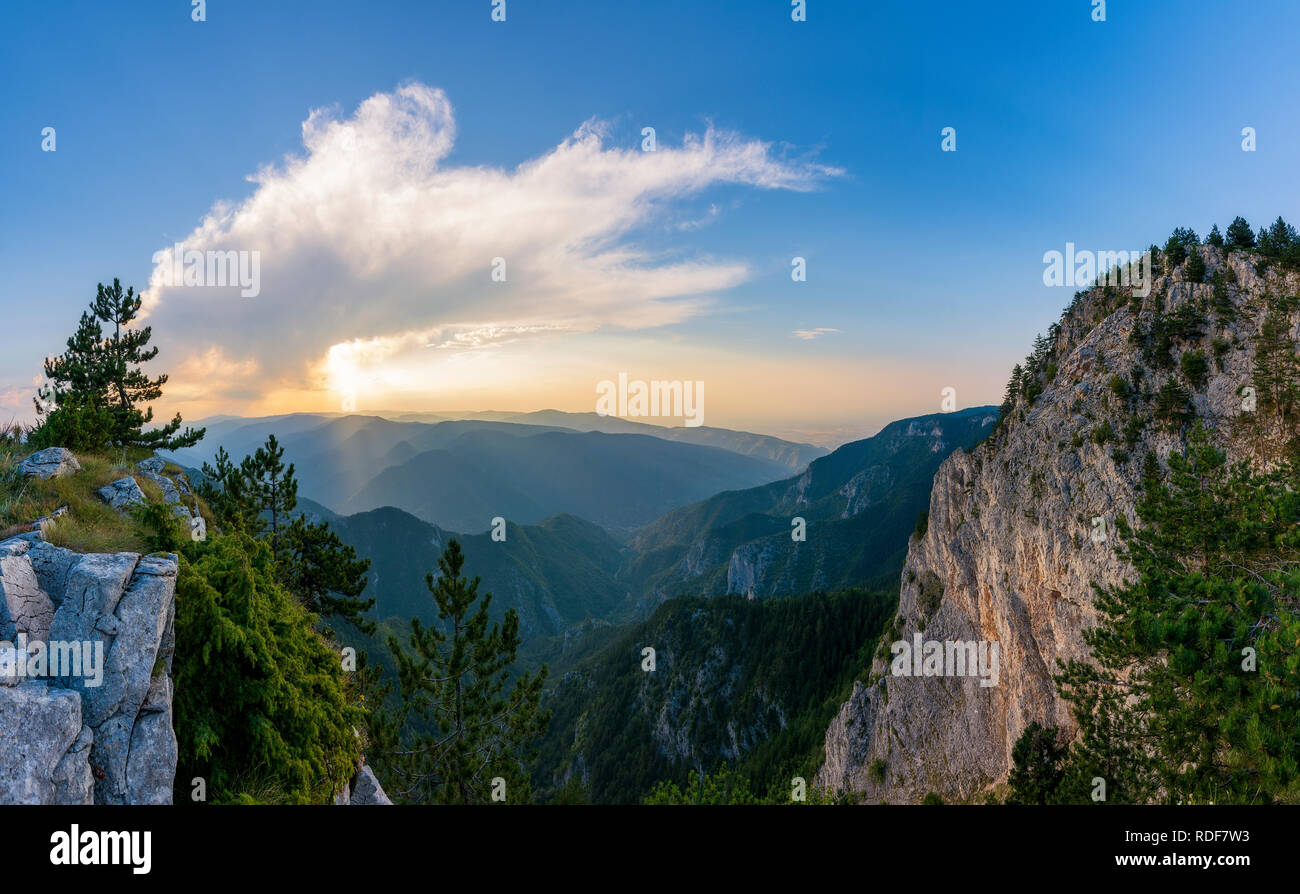 Sonnenuntergang in Rhodopen Gebirge, Rote Wand finden Bulgarien Stockfoto