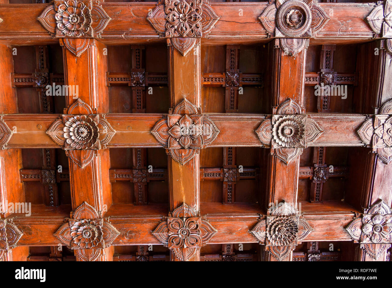 Reich verzierte Holzdecke, Padmanabhapuram Palace, typische Keralan Architektur, Tamil Nadu, Indien Stockfoto