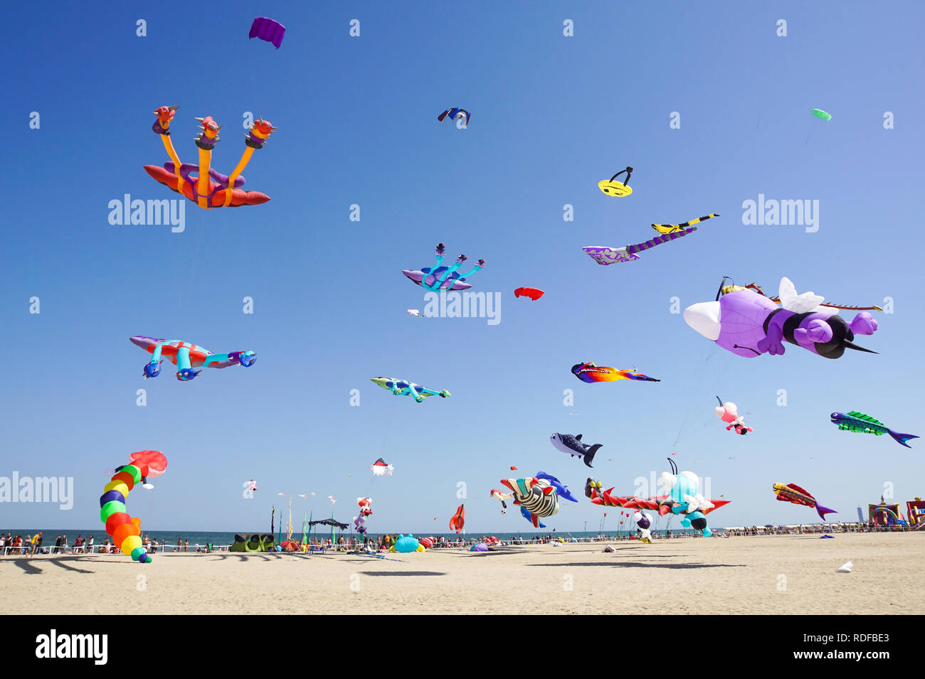 CERVIA, ITALIEN - 1. Mai: Himmel voller Drachen für International Kite Festival am 1. Mai 2017 in Cervia, Italien. Das Festival vereint Drachenflieger aus der ganzen Welt jedes Jahr seit 1981. Stockfoto