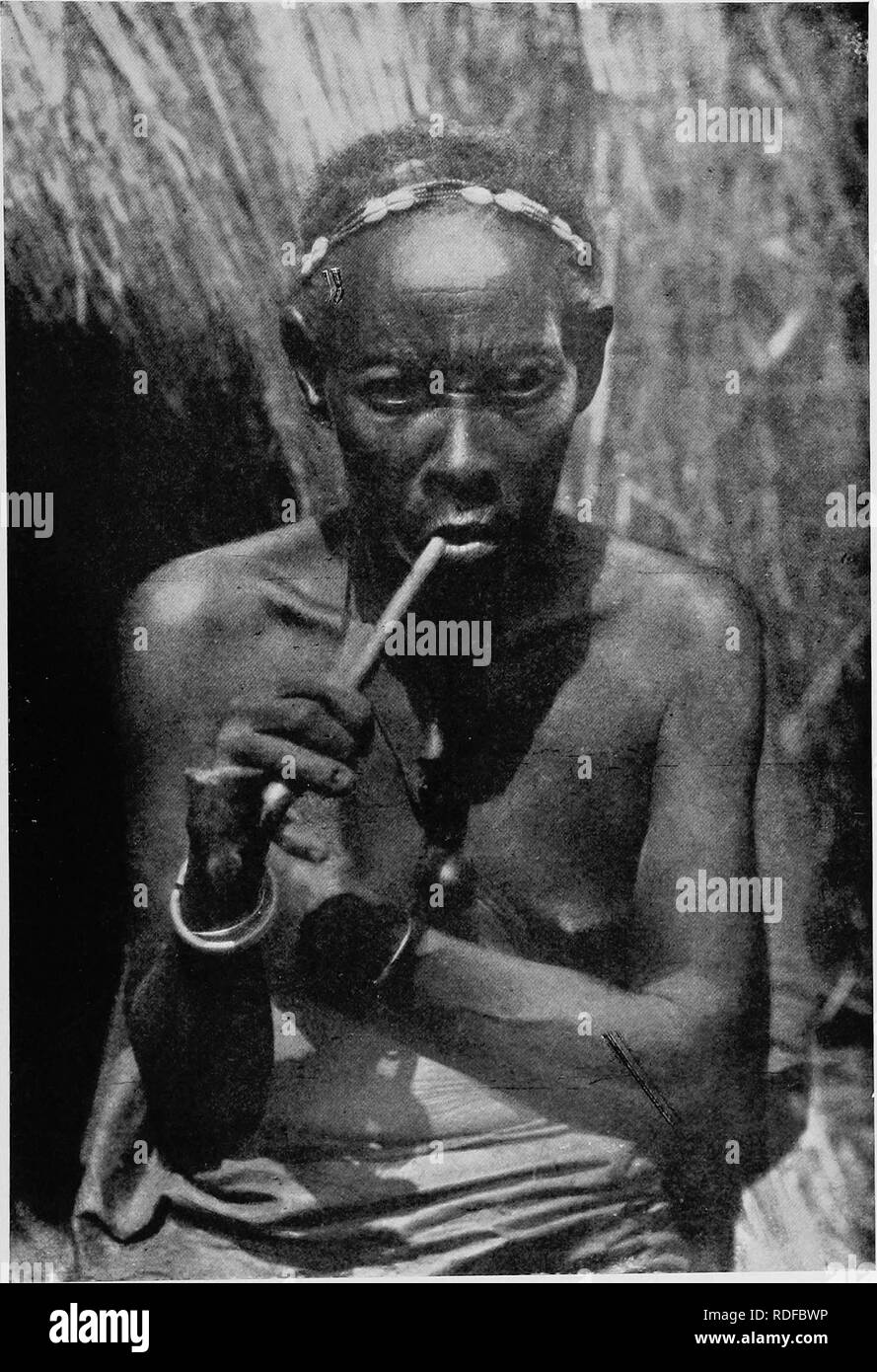 . Der Uganda Protektorat; ein Versuch, einige Beschreibung der physikalischen Geographie, Botanik, Zoologie, Anthropologie, Sprachen und Geschichte der Territorien unter britischem Schutz in Osten Zentralafrika zwischen dem Freistaat Kongo und das Rift Valley und zwischen den Ersten Grad südlicher Breite und 5 Grad nördlicher Breite. Afrikanischen Sprachen; Naturgeschichte; Ethnologie. 343 - EINE ALTE FRAU, MUHIMA ANKOLE. Bitte beachten Sie, dass diese Bilder aus gescannten Seite Bilder, die digital für die Lesbarkeit verbessert haben mögen - Färbung und Aussehen dieser Abbildung extrahiert werden Stockfoto