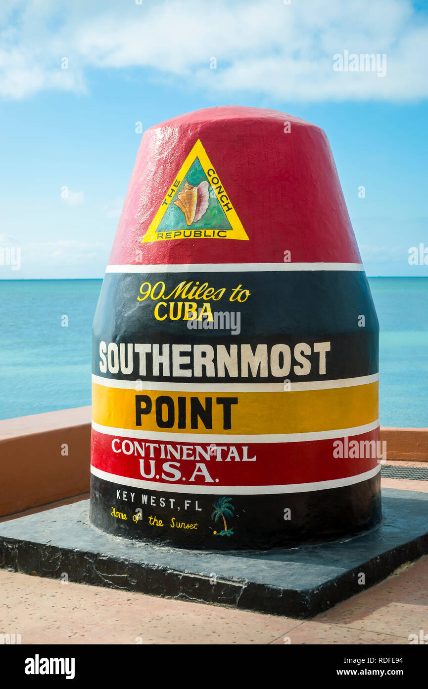 Leere malerischen Blick auf die bunten konkrete Boje markiert den südlichsten Punkt der kontinentalen USA auf Key West, Florida Stockfoto