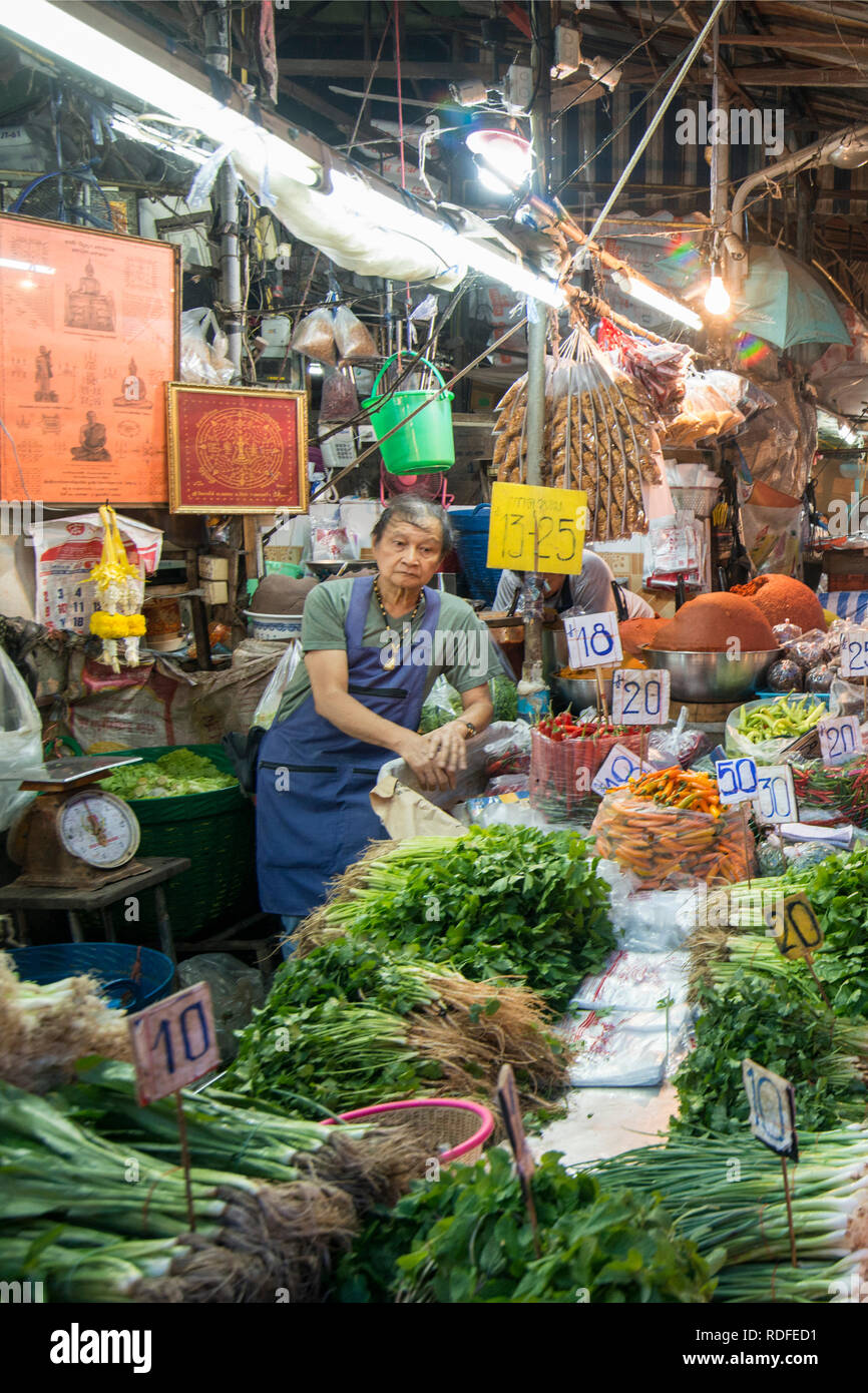Menschen auf dem Markt für Obst und Gemüse am Khlong Toey Marktes in Khlong Toey in Bangkok in Thailand in Südostasien. Thailand, Bang Stockfoto