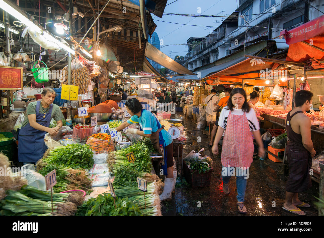 Menschen auf dem Markt für Obst und Gemüse am Khlong Toey Marktes in Khlong Toey in Bangkok in Thailand in Südostasien. Thailand, Bang Stockfoto