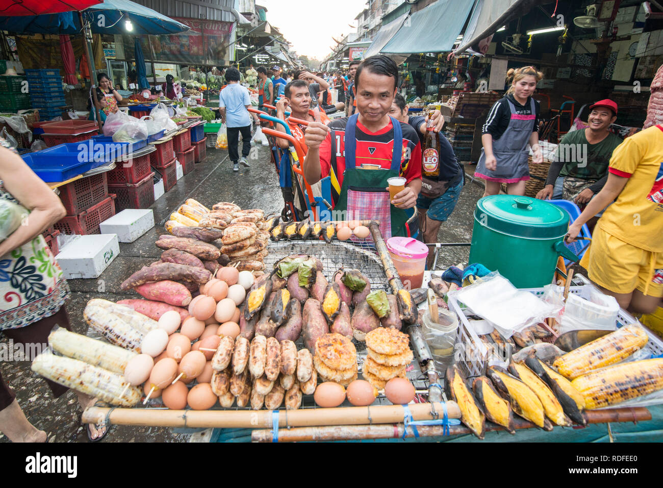 Die Leute an der Lebensmittelmarkt an der Khlong Toey Marktes in Khlong Toey in Bangkok in Thailand in Südostasien. Thailand, Bangkok, November, Stockfoto