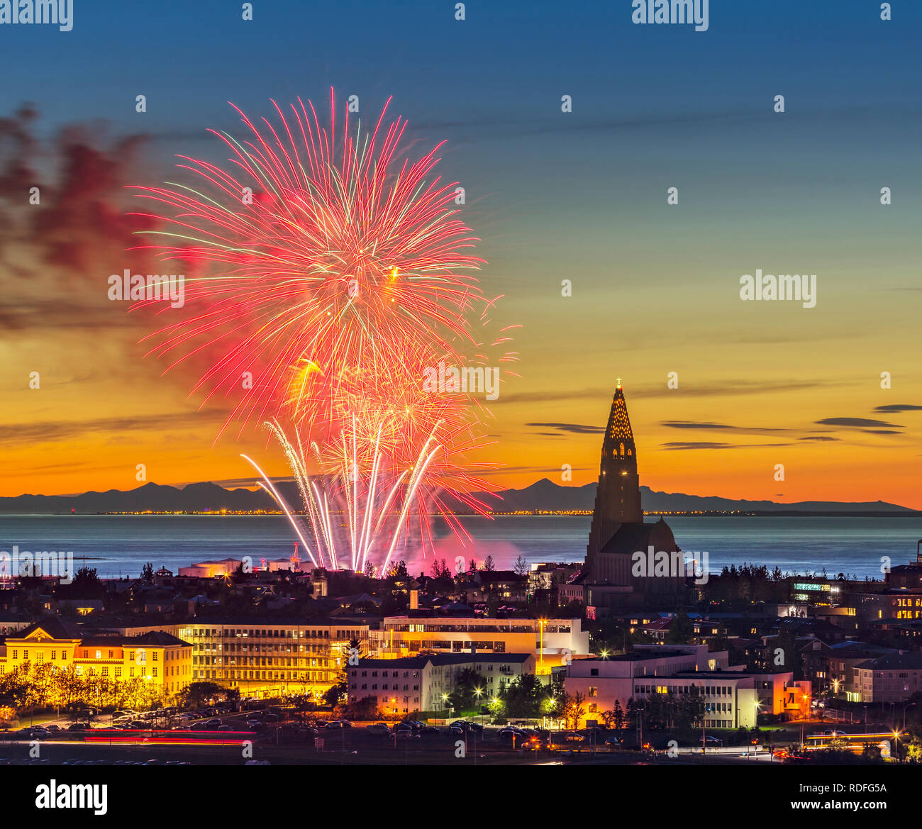 Feuerwerk, Kirche Hallgrimskirkja, Reykjavik, Island. Menningarnott Sommer Festival. Stockfoto