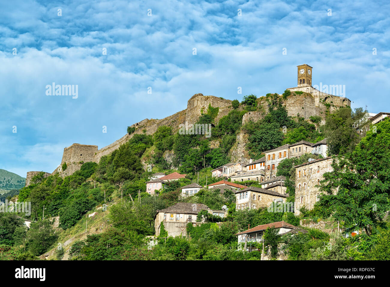 Gjirokaster Schloss und Uhrturm mit osmanischen Häuser unten in Pogradec, Albanien Stockfoto