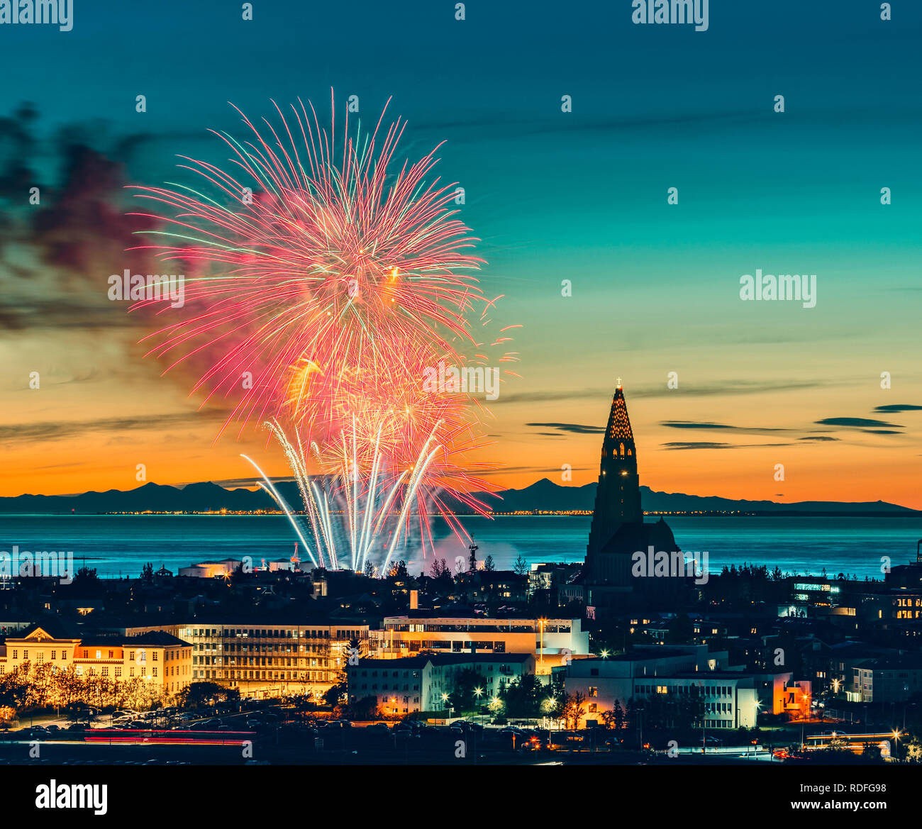 Feuerwerk, Kirche Hallgrimskirkja, Reykjavik, Island. Menningarnott Sommer Festival. Stockfoto