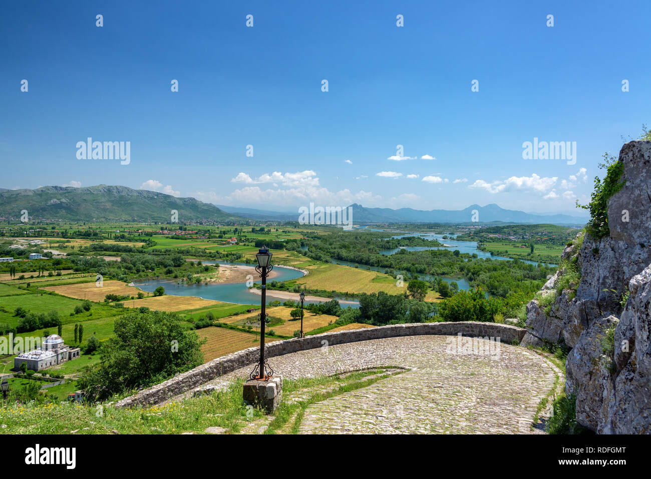 Felder in der Nähe von Shkodra, Albanien von Rozafa Schloss gesehen Stockfoto