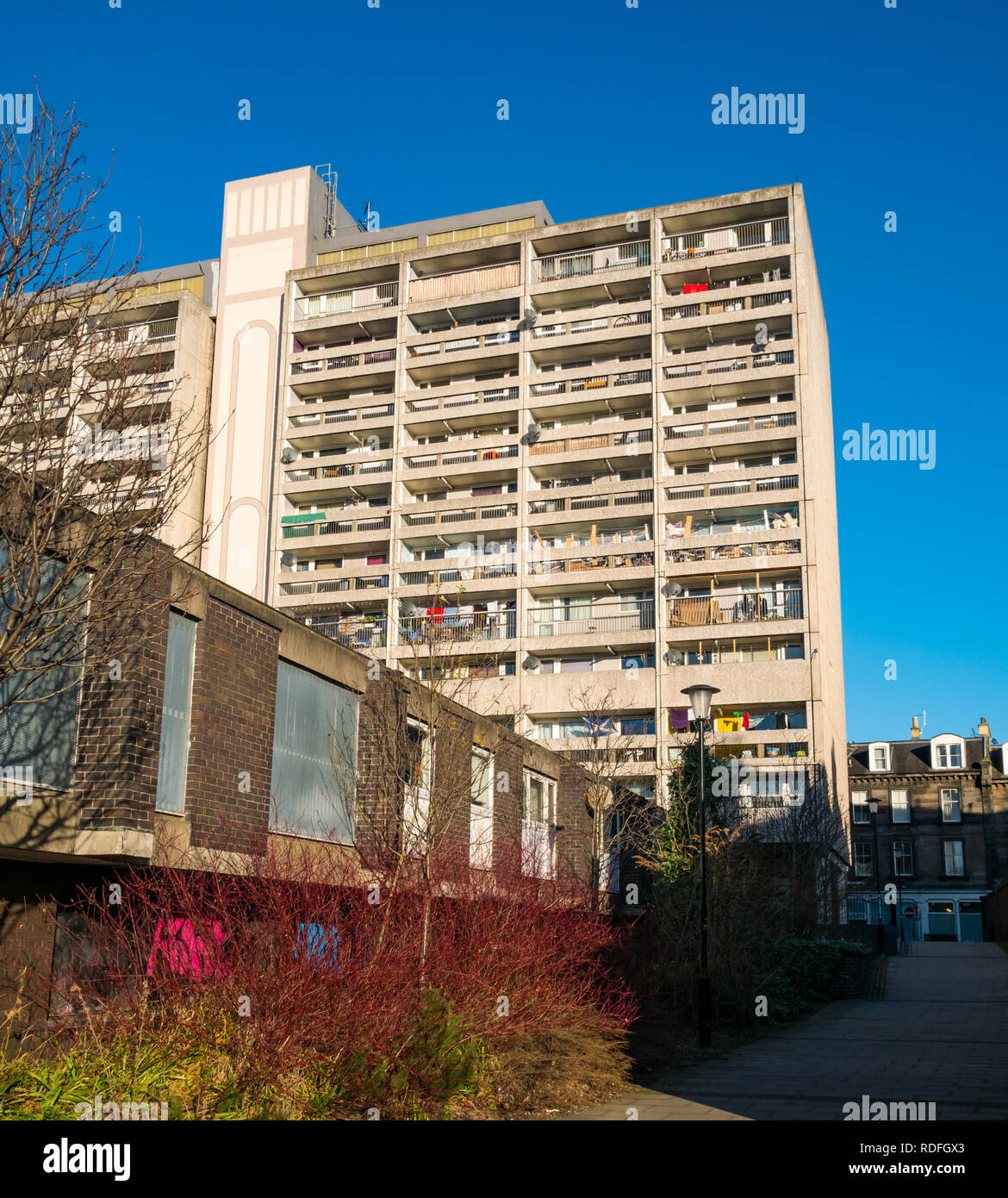An Bord Windows, Linkskalender anzeigen Haus, 1960er Jahre Rat für den sozialen Wohnungsbau Beton Hochhaus, Leith, Edinburgh, Schottland, Großbritannien Stockfoto