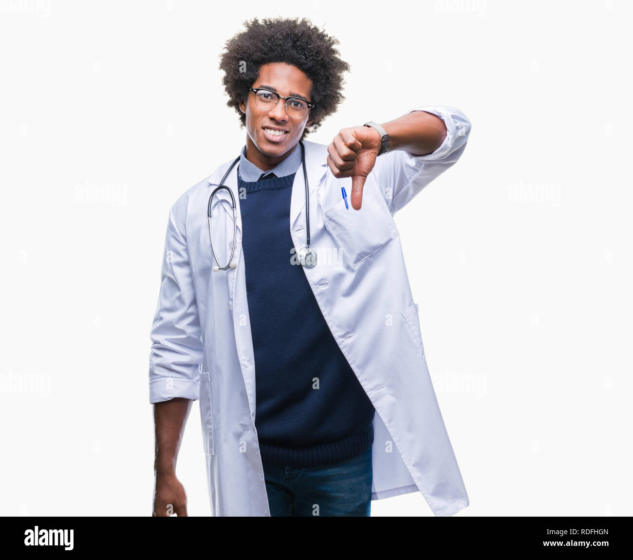 Afro-amerikanische Arzt Mann über isolierte Hintergrund unzufrieden und wütend, Ablehnung und negativ mit Daumen nach unten Geste. Schlechter Ausdruck. Stockfoto