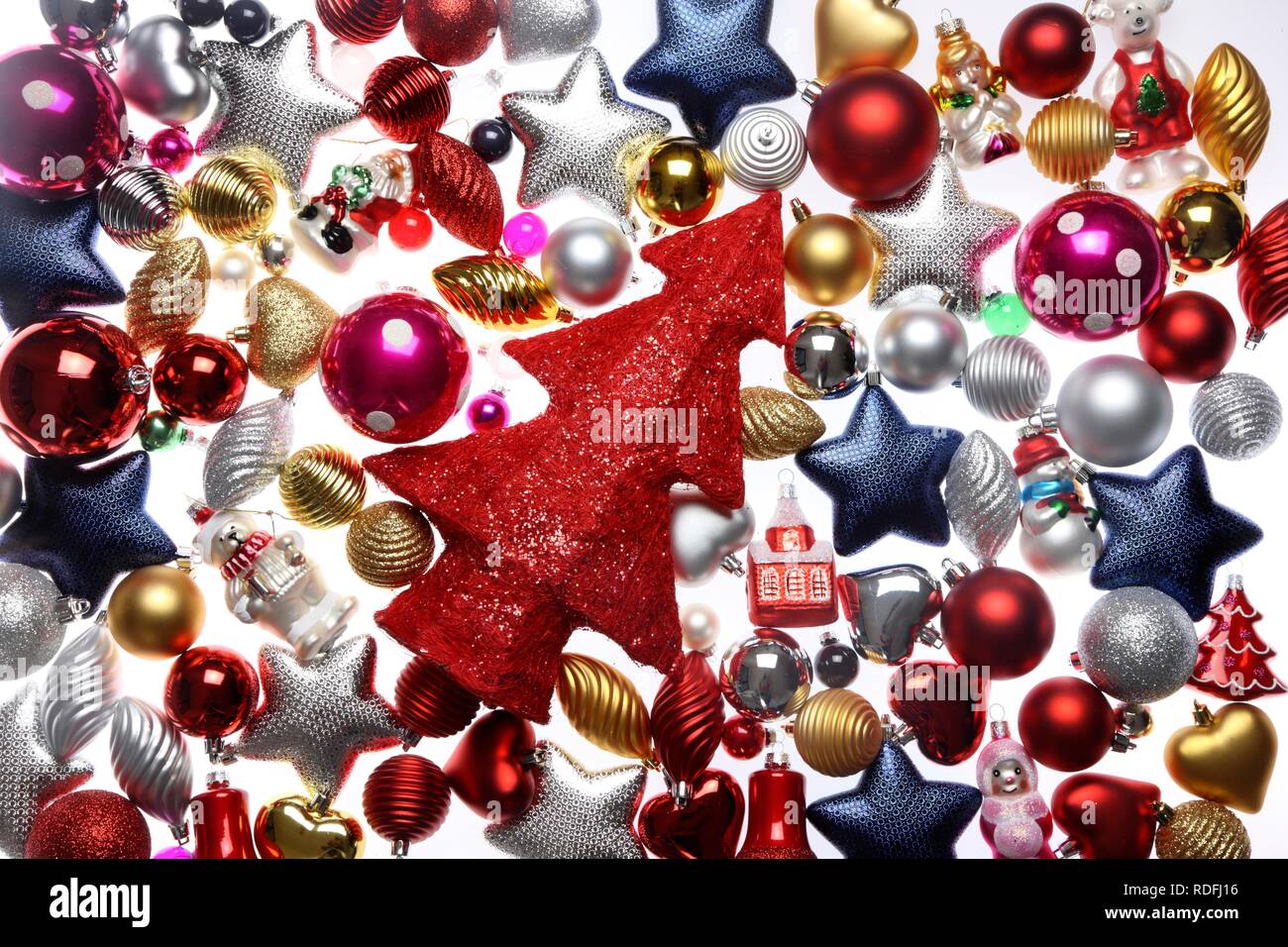 Weihnachtsschmuck, verschiedenen Christbaum Kugeln und einem roten Weihnachtsbaum Stockfoto