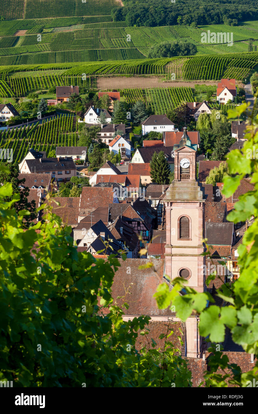 Am frühen Morgen mit Blick auf Eglise Evangelischen und mittelalterlichen Dorf Riquewihr, entlang der Weinstraße, Elsass, Haut-Rhin, Frankreich Stockfoto