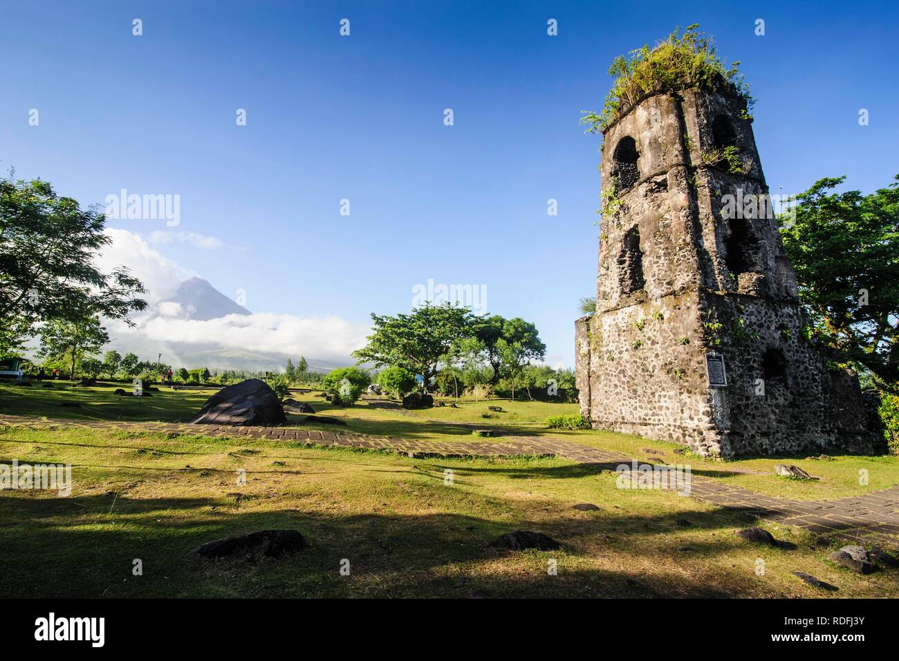 Cagsawa Ruinen vor Vulkan Mayon, Legazpi, Southern Luzon, Philippinen Stockfoto
