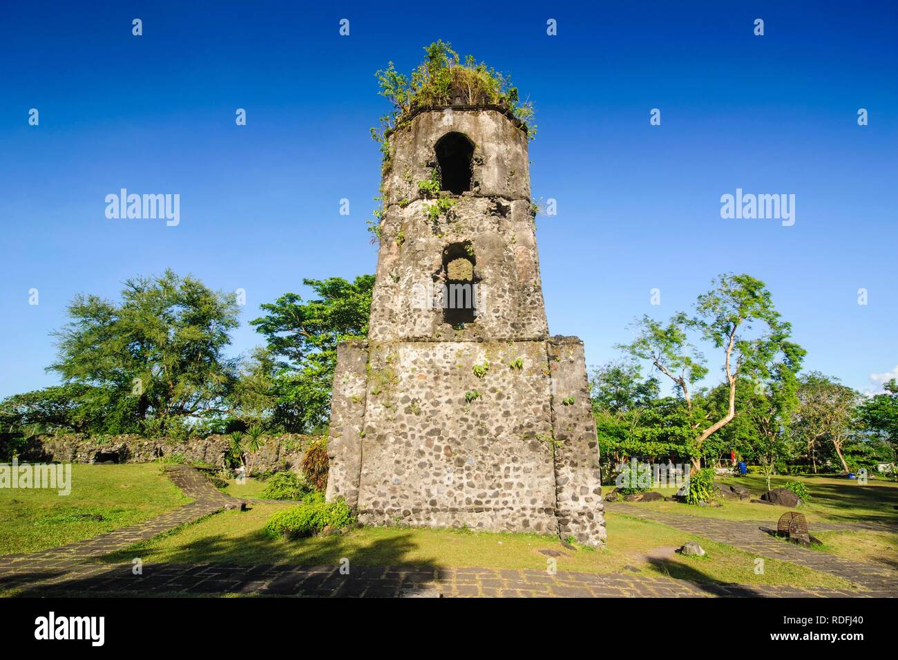 Cagsawa Ruinen vor Vulkan Mayon, Legazpi, Southern Luzon, Philippinen Stockfoto