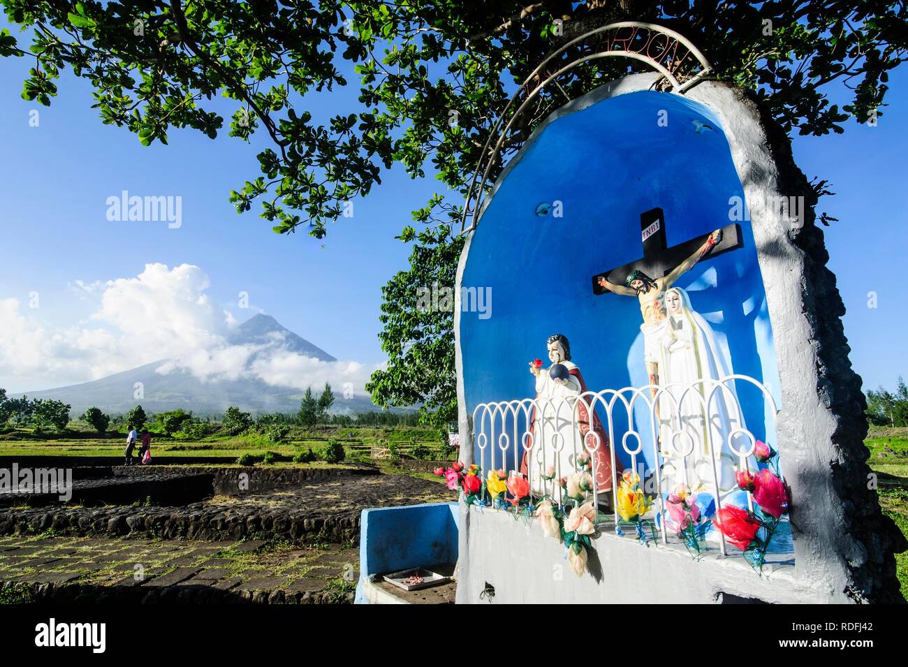 Christ statue vor Vulkan Mayon, Legazpi, Southern Luzon, Philippinen Stockfoto