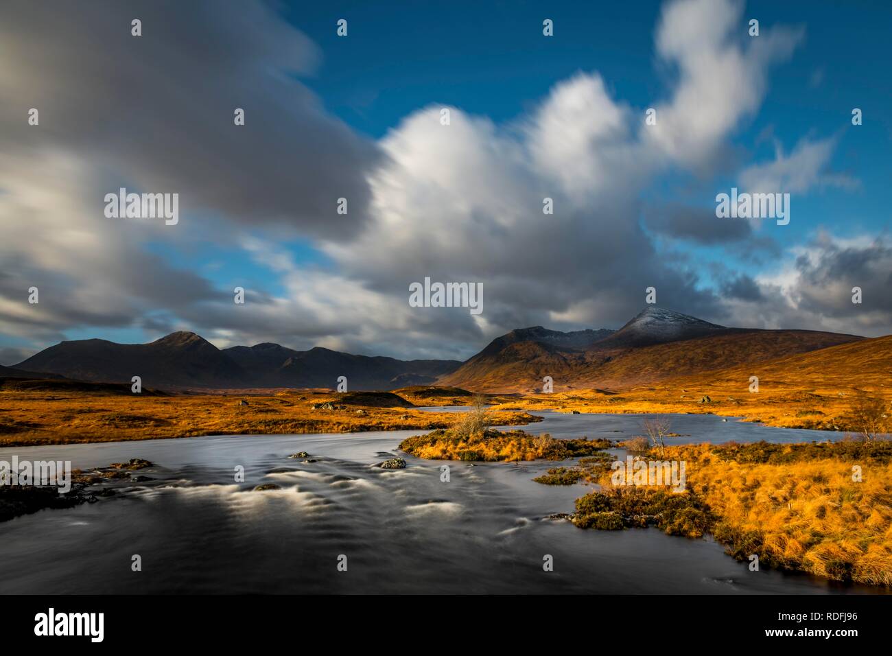 Fluss Ba mit Gipfeln von meall ein 'Bhüiridh und Clach Leathad im Hintergrund und dramatische Wolken, Glen Coe Stockfoto