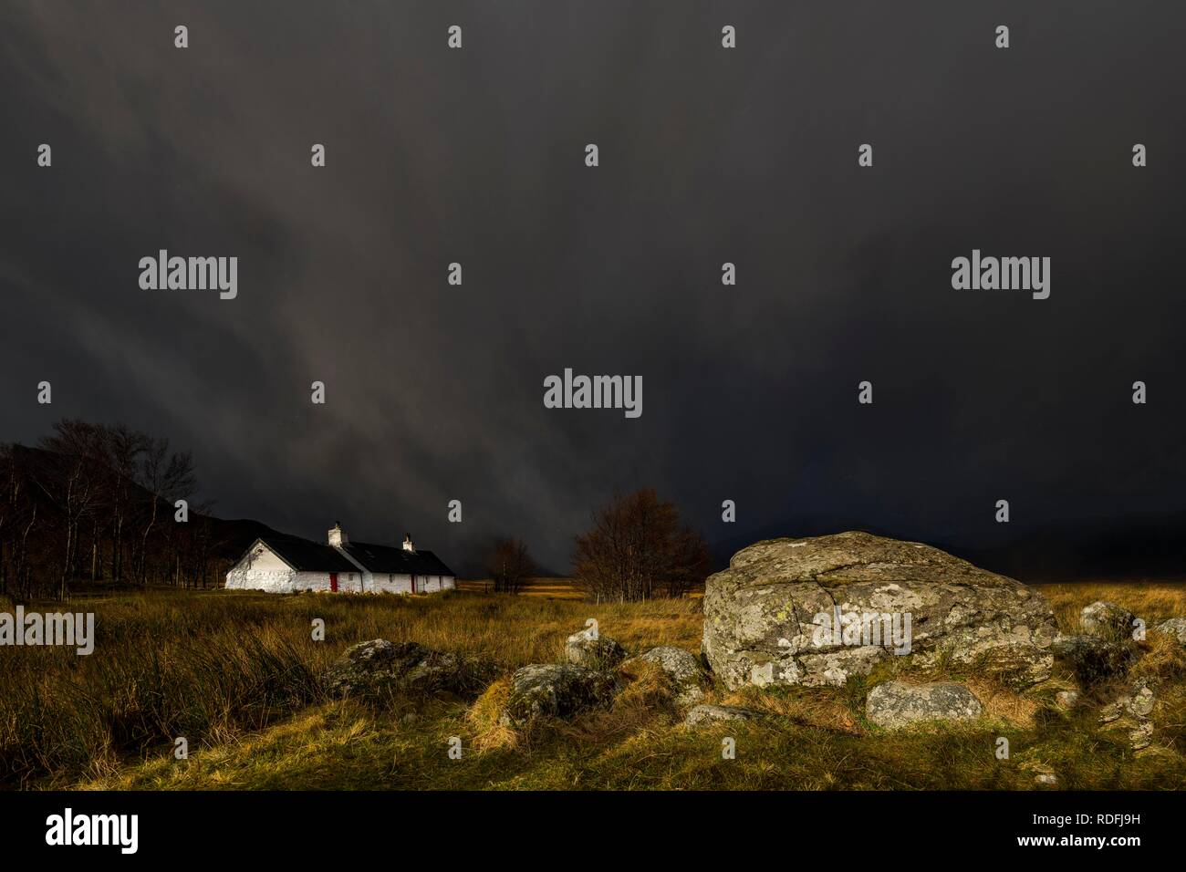 Black Rock Cottage vor Gewitter mit Glen Coe, Rannoch Moor, West Highlands, Schottland, Vereinigtes Königreich Stockfoto