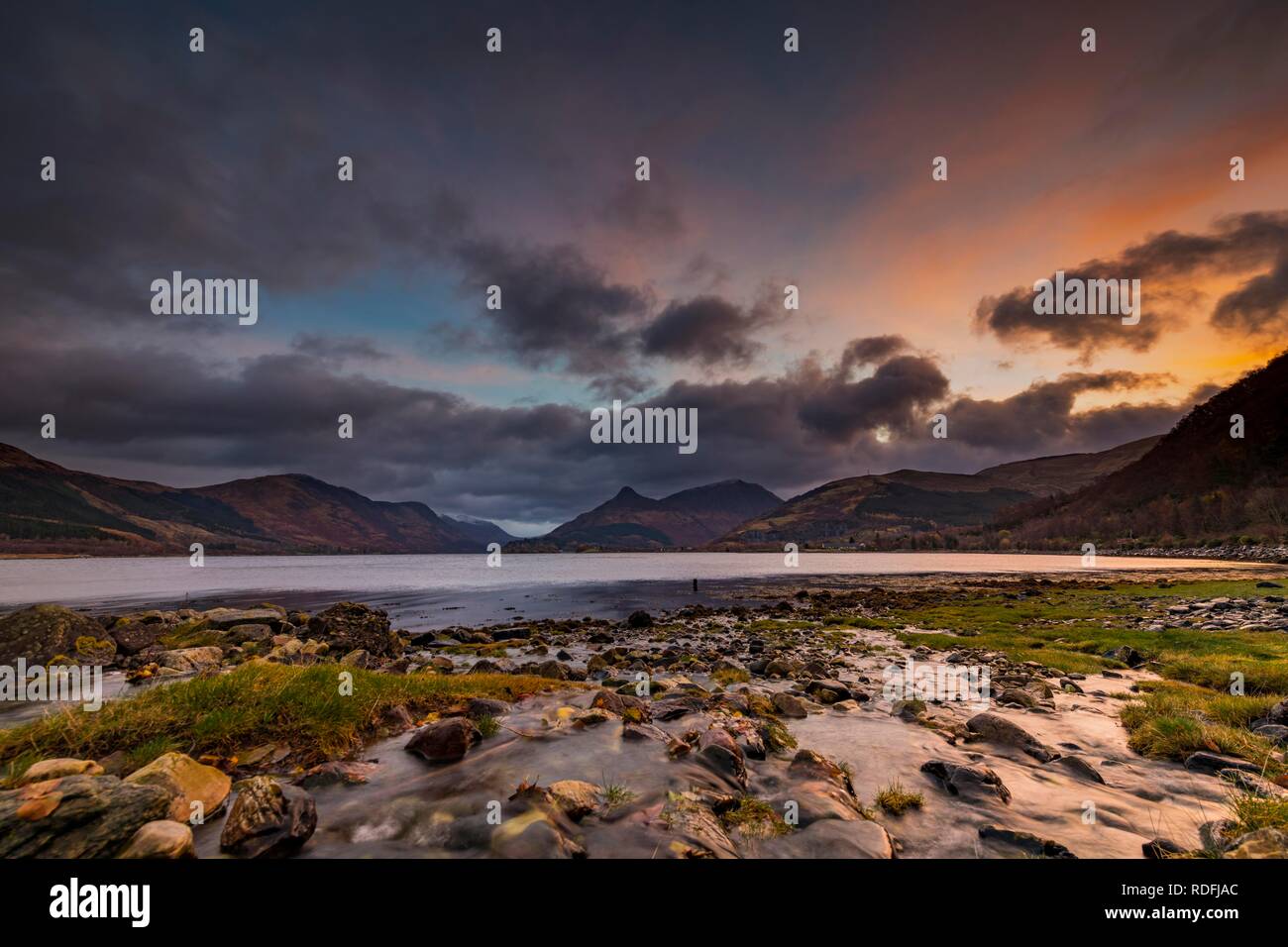 Sonnenaufgang am Loch Linnhe, Glen Coe, West Highlands, Schottland, Vereinigtes Königreich Stockfoto