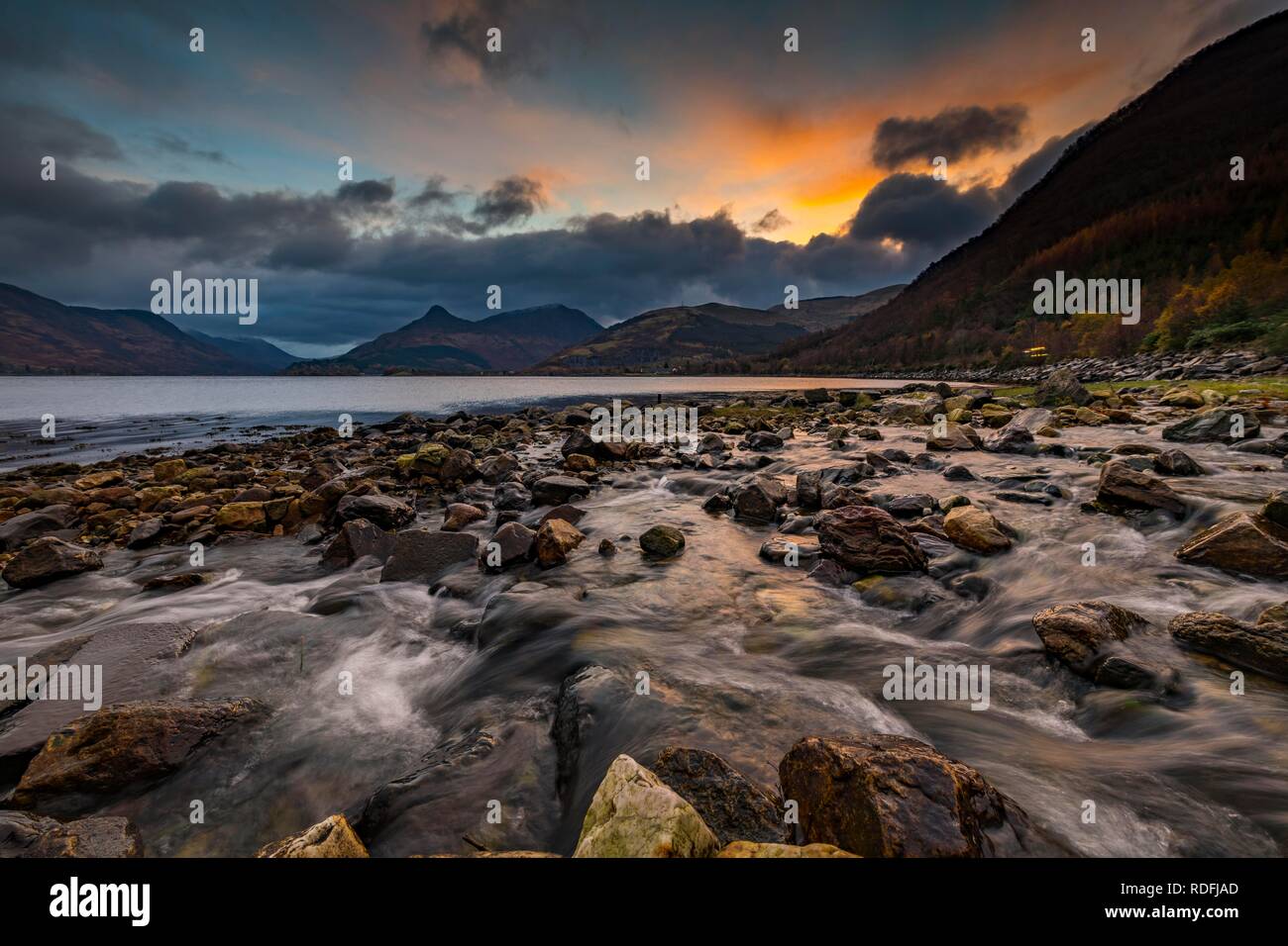 Sonnenaufgang am Loch Linnhe, Glen Coe, West Highlands, Schottland, Vereinigtes Königreich Stockfoto