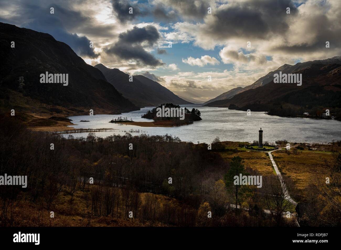 Loch Shiel mit Glenfinnan Monument bei bewölktem Himmel, Glenfinnan, West Highlands, Schottland, Großbritannien Stockfoto