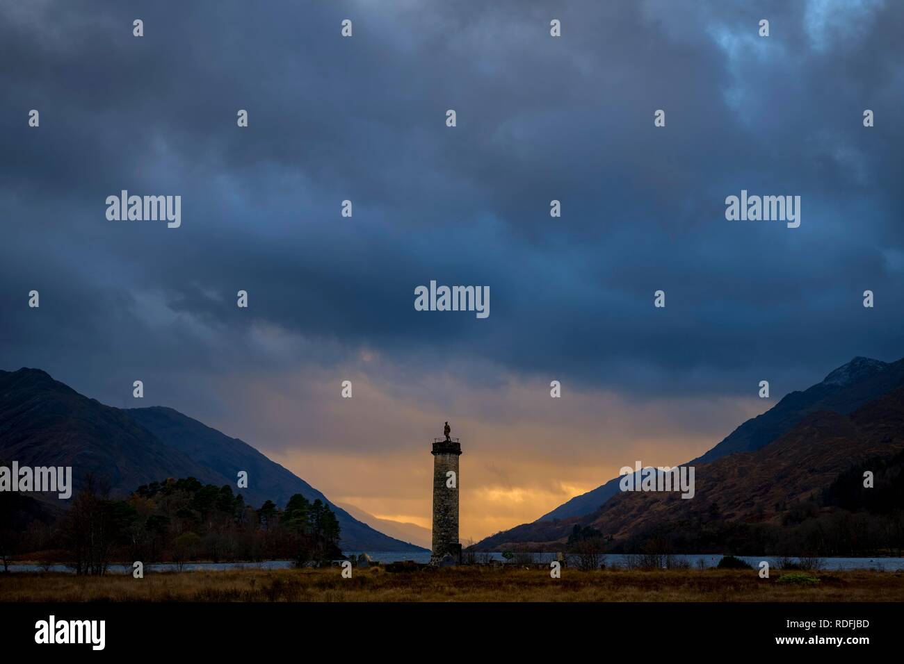 Loch Shiel mit Glenfinnan Monument unter bedrohlichen bewölkter Himmel, Glenfinnan, West Highlands, Schottland, Großbritannien Stockfoto