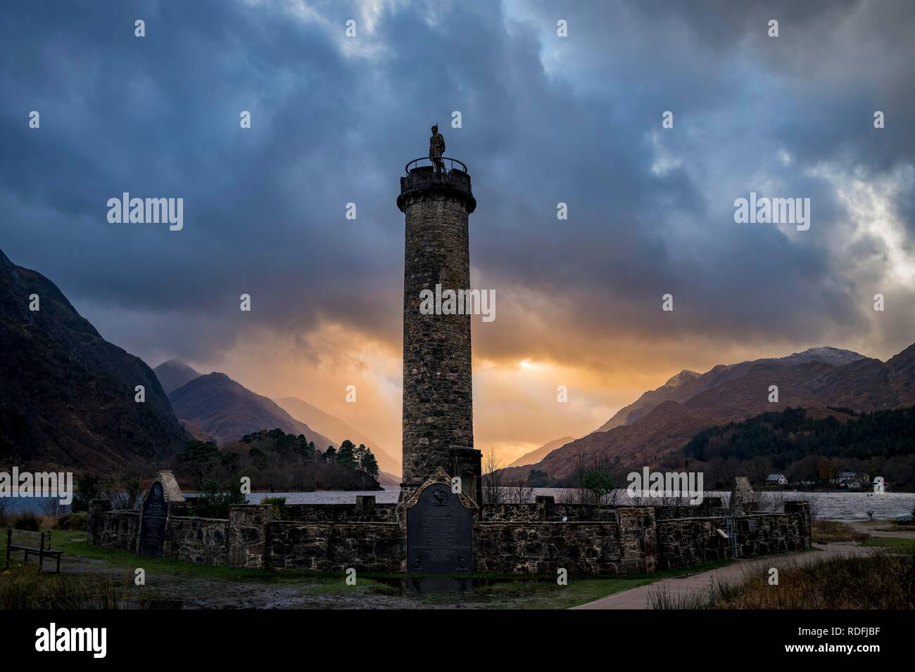 Loch Shiel mit Glenfinnan Monument unter bedrohlichen bewölkter Himmel, Glenfinnan, West Highlands, Schottland, Großbritannien Stockfoto