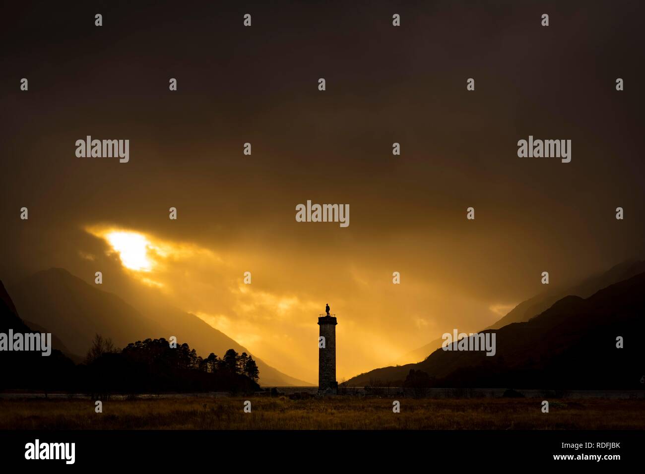 Loch Shiel mit Glenfinnan Monument unter bedrohlichen bewölkter Himmel, Glenfinnan, West Highlands, Schottland, Großbritannien Stockfoto