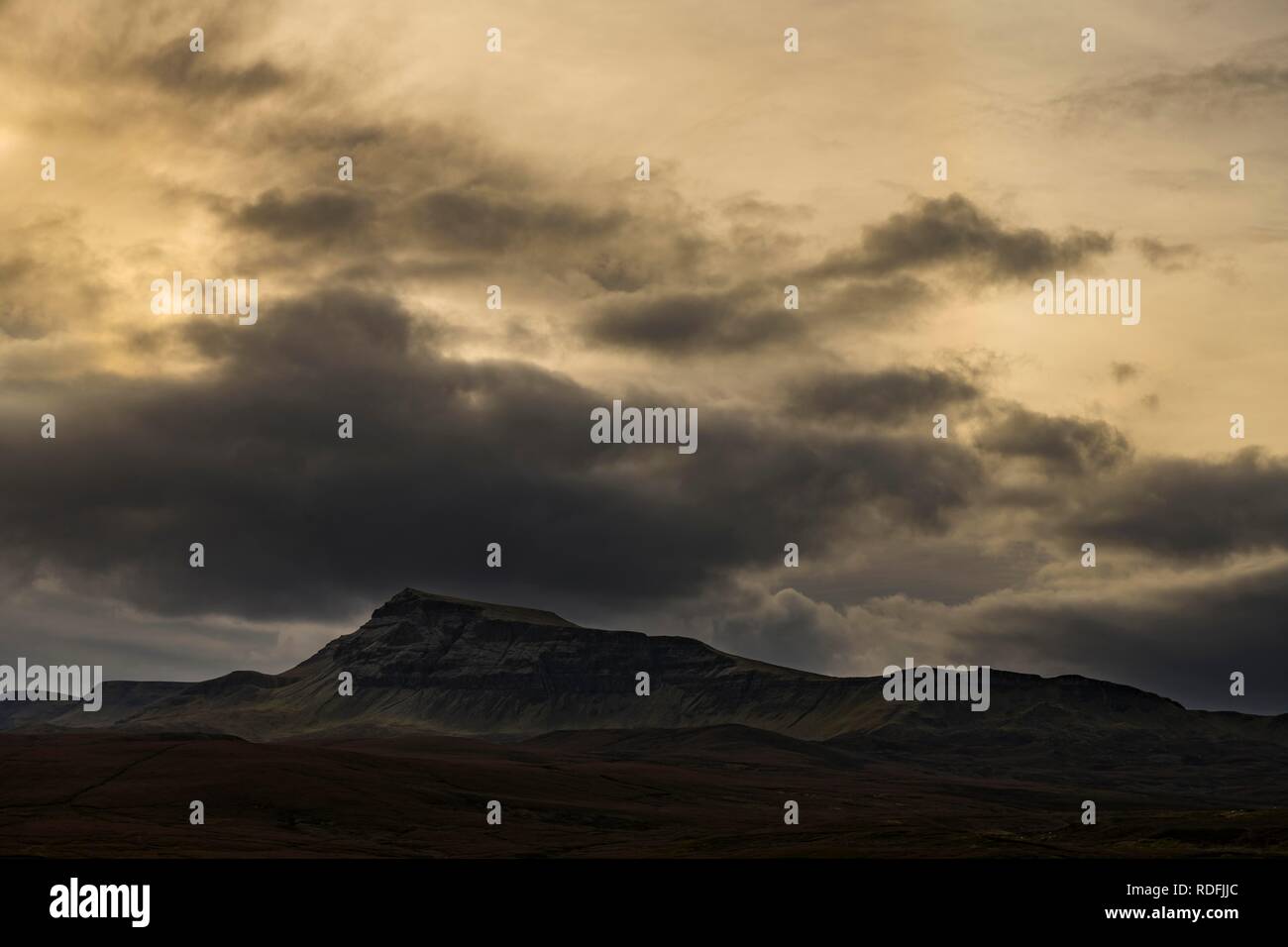 Quiraing massiv mit dramatischen Wolken, Portree, Isle of Sky, Schottland, Vereinigtes Königreich Stockfoto