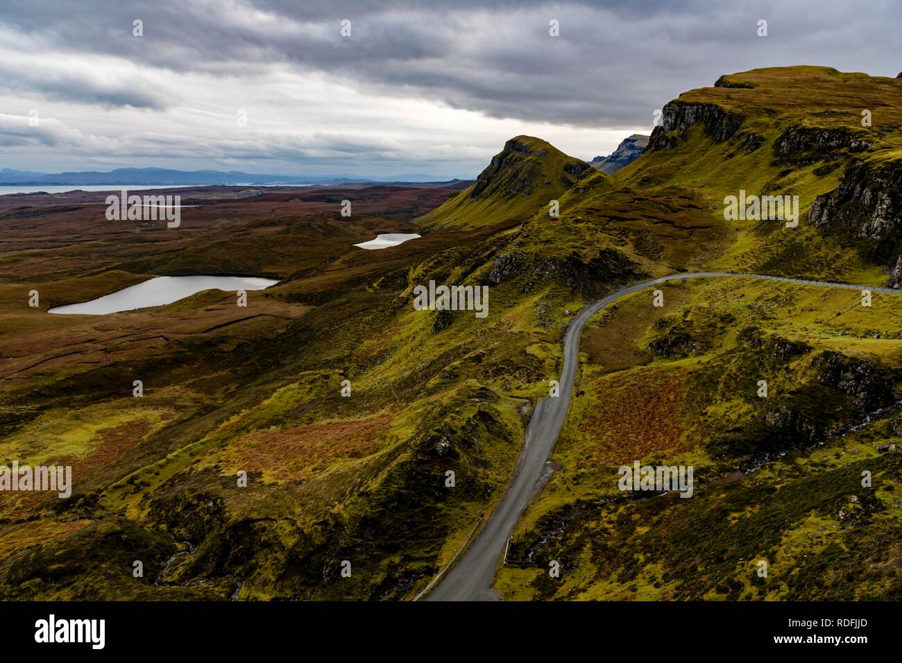 Quiraing massiv mit dramatischen Wolken, Portree, Isle of Sky, Schottland, Vereinigtes Königreich Stockfoto