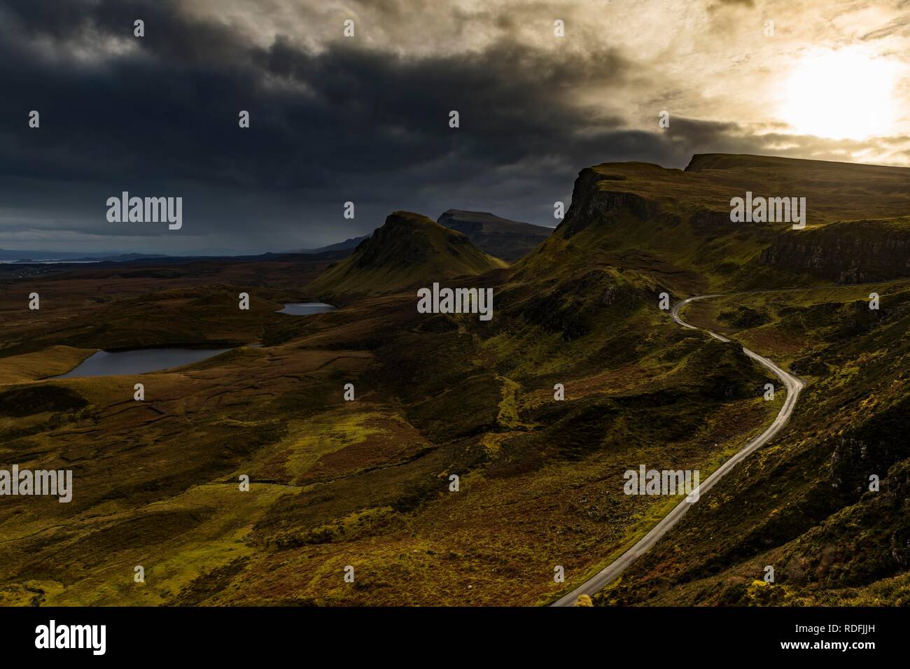 Quiraing massiv mit dramatischen Wolken, Portree, Isle of Sky, Schottland, Vereinigtes Königreich Stockfoto