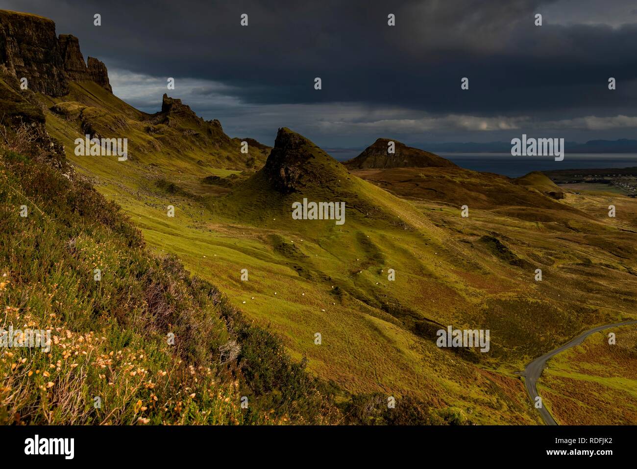 Quiraing massiv mit dramatischen Wolken, Portree, Isle of Sky, Schottland, Vereinigtes Königreich Stockfoto