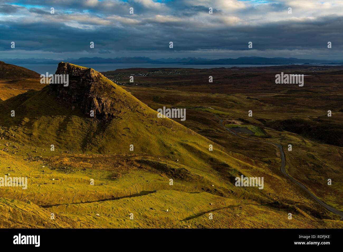 Quiraing massiv mit dramatischen Wolken, Portree, Isle of Sky, Schottland, Vereinigtes Königreich Stockfoto