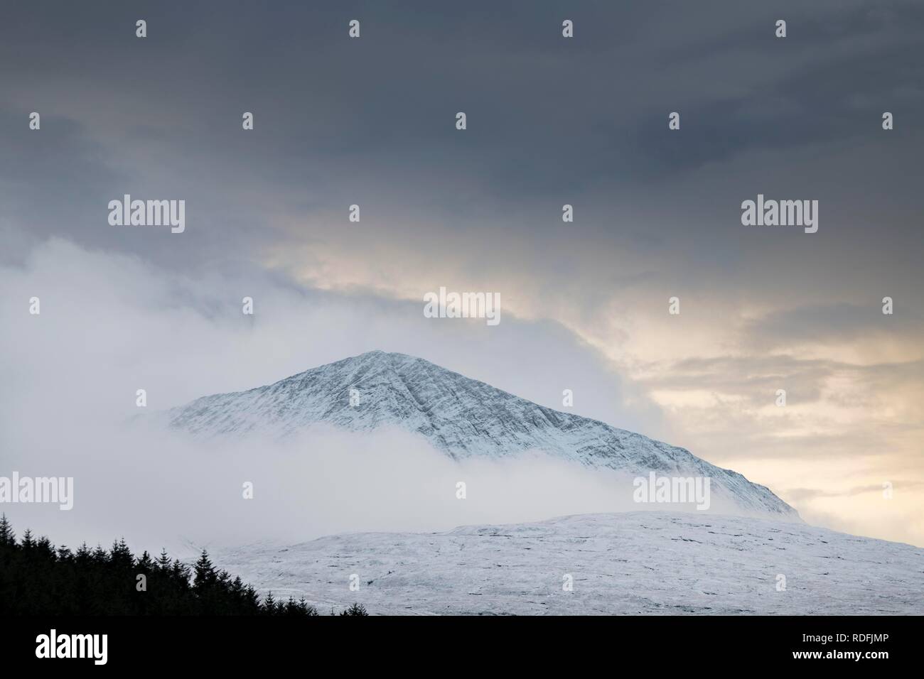 Die schneebedeckten Berggipfel mit Wolken in der schneebedeckten Landschaft, Sligachan, Portree, Isle of Sky, Schottland, Vereinigtes Königreich Stockfoto