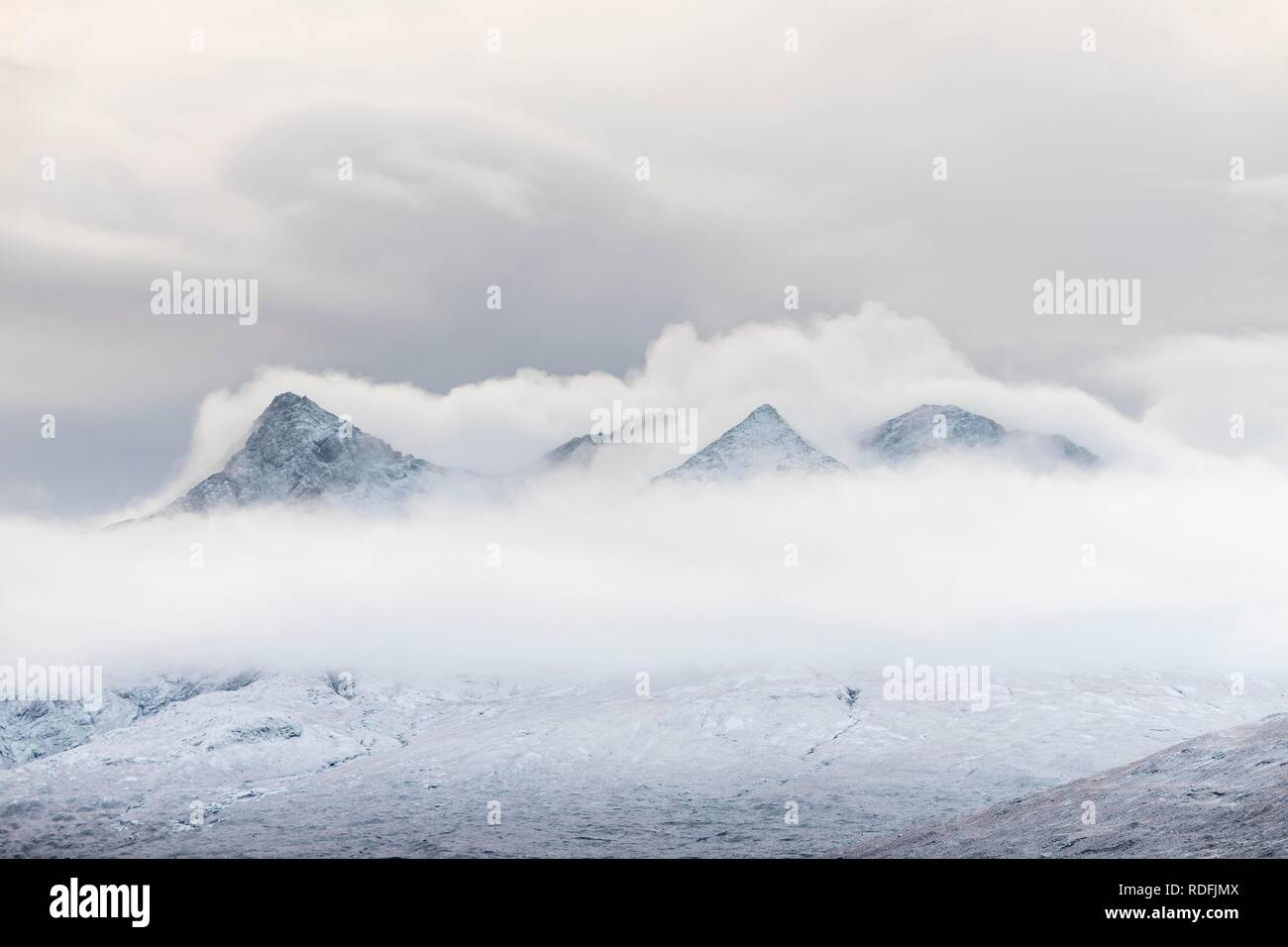 Die schneebedeckten Berggipfel der Cullins Gruppe mit Wolken in der schneebedeckten Landschaft, Sligachan, Portree, Isle of Sky Stockfoto