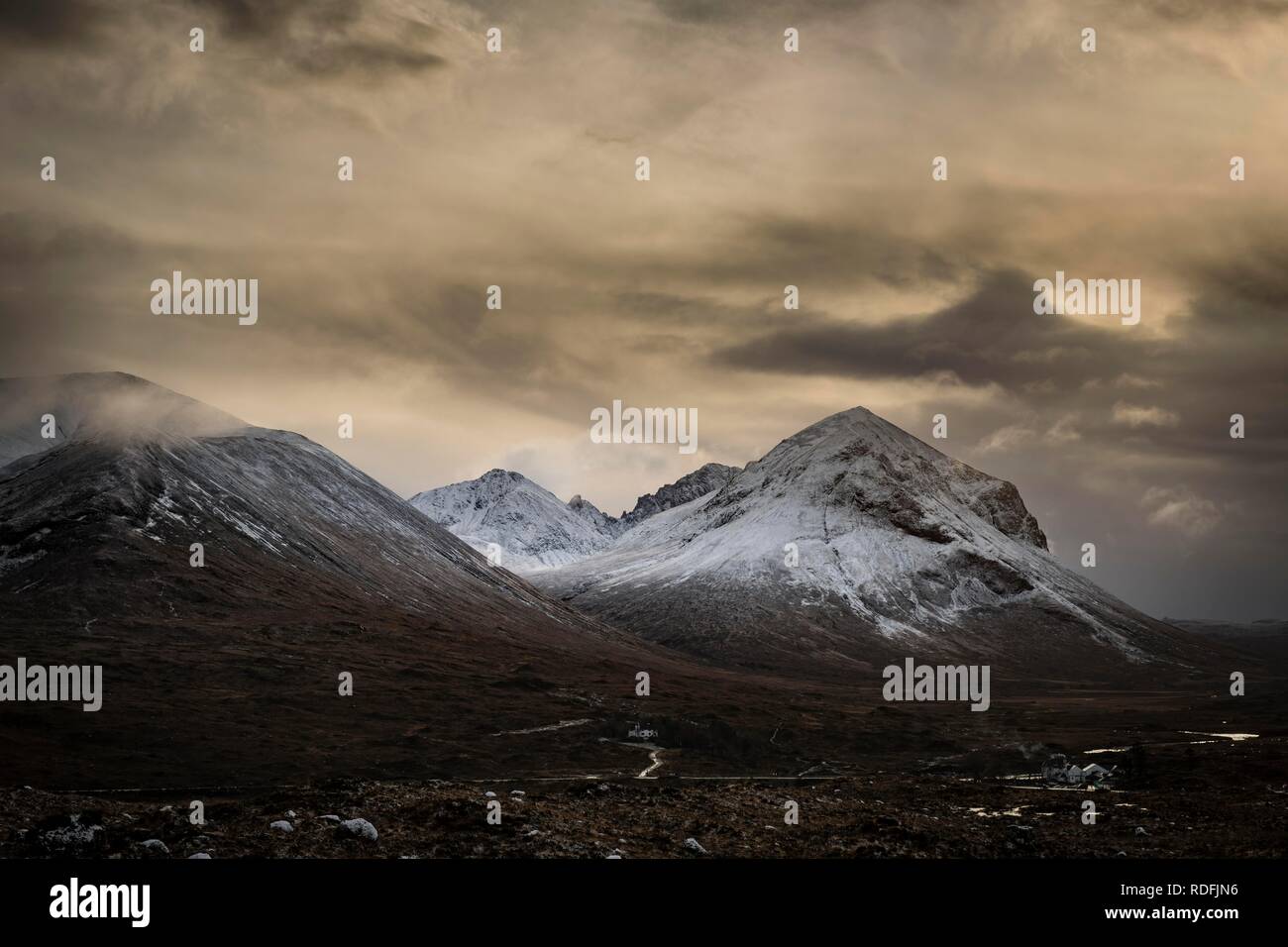 Verschneite Berggipfel von Ben Lee mit Wolken im Hochland,, Portree Sligachan, Isle of Sky, Schottland, Vereinigtes Königreich Stockfoto