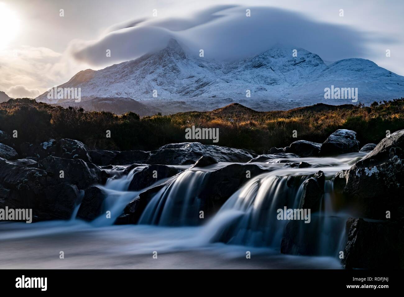 Wasserfall von AltDearg Mor mit schneebedeckten Gipfeln des Marsco und Sgurr Nan Gillean, Sligachan, Portree, Isle of Sky, Schottland Stockfoto