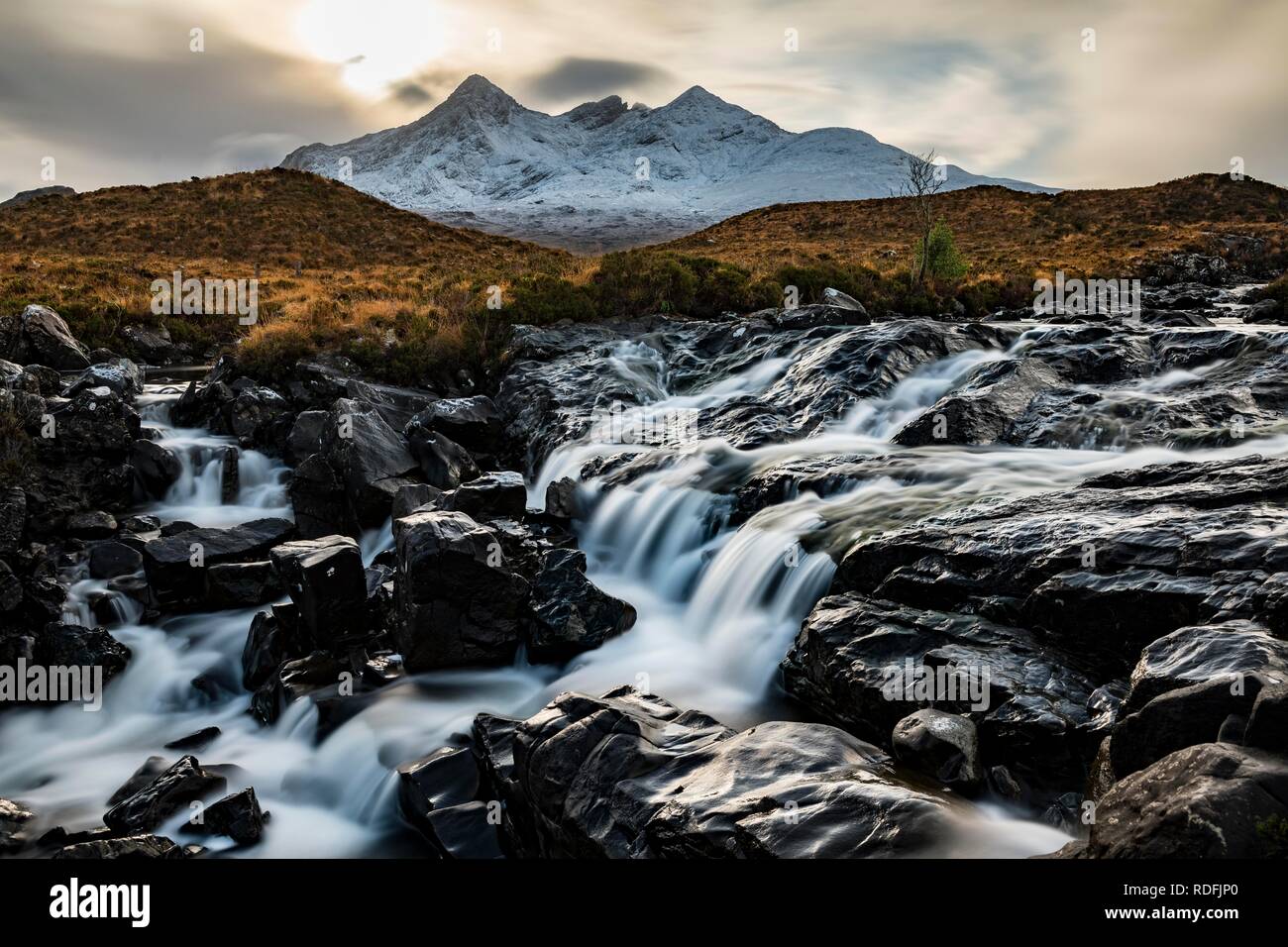Wasserfall von AltDearg Mor mit schneebedeckten Gipfeln des Marsco und Sgurr Nan Gillean, Sligachan, Portree, Isle of Sky, Schottland Stockfoto