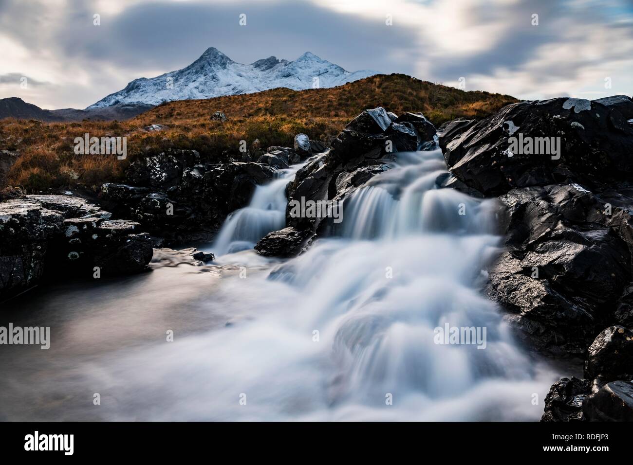 Wasserfall von AltDearg Mor mit schneebedeckten Gipfeln des Marsco und Sgurr Nan Gillean, Sligachan, Portree, Isle of Sky, Schottland Stockfoto