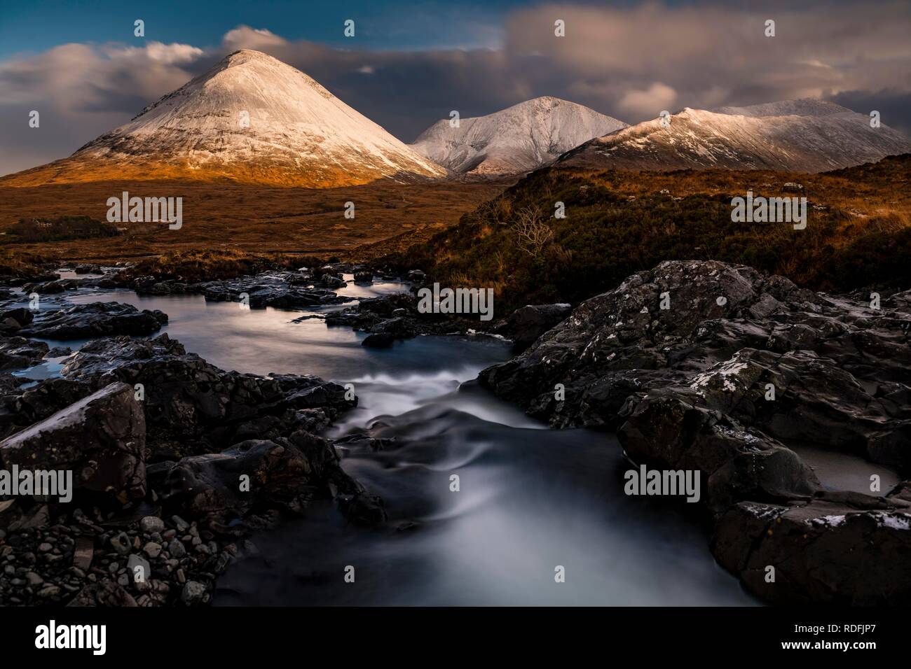 AltDearg Mor mit schneebedeckten Gipfeln der Cullins Bergen in Highland Landschaft, Sligachan, Portree, Isle of Sky, Schottland Stockfoto