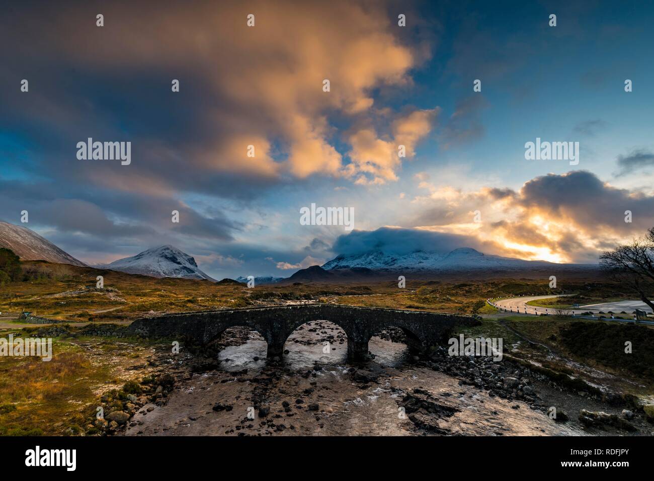 Sligachan Brücke mit schneebedeckten Gipfeln der Sgurr Nan Gillean Marsco und bei Sonnenuntergang, Portree Sligachan, Isle of Sky, Schottland Stockfoto