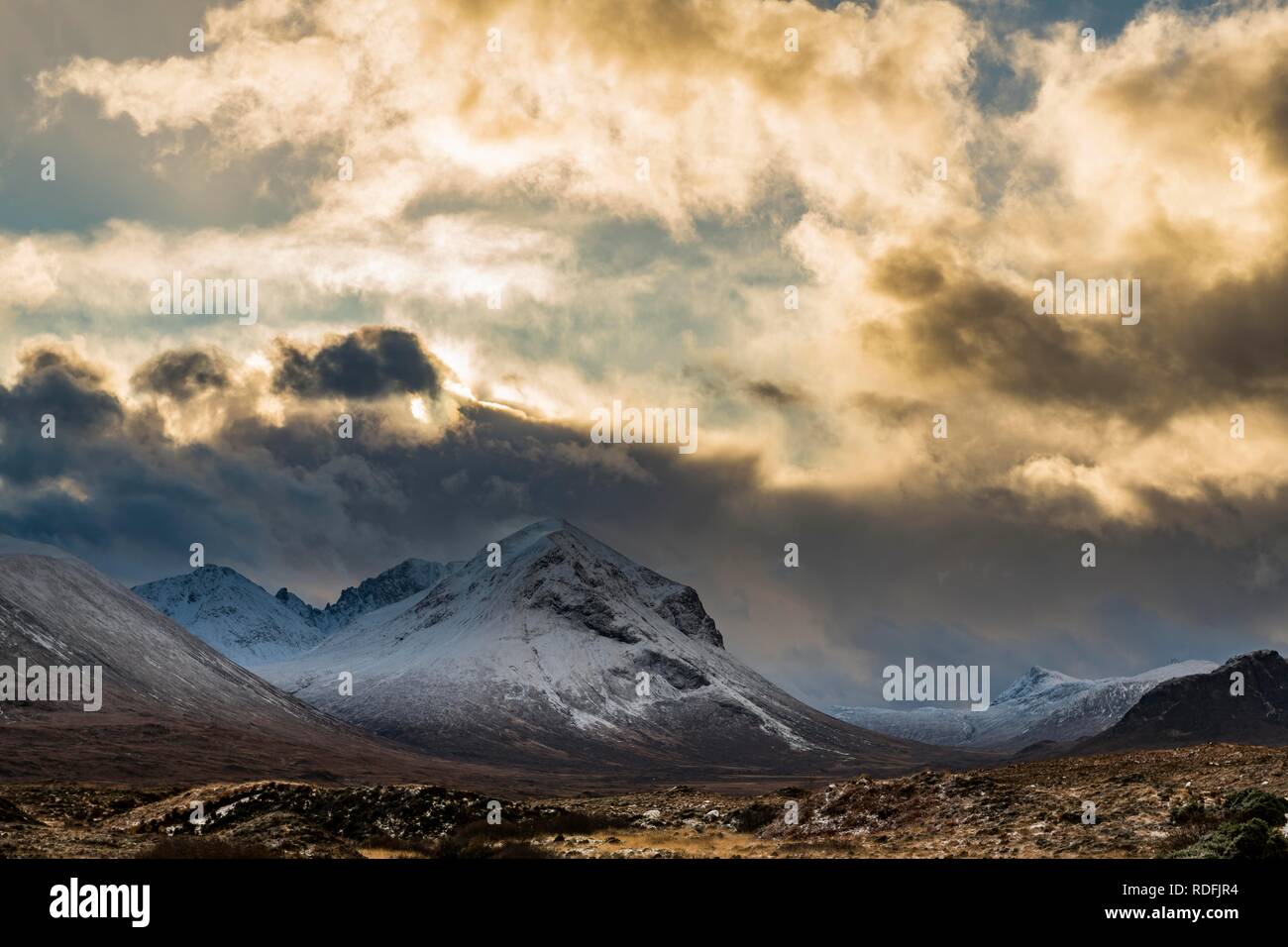 Verschneite Berggipfel von Ben Lee mit Wolken im Hochland,, Portree Sligachan, Isle of Sky, Schottland, Vereinigtes Königreich Stockfoto