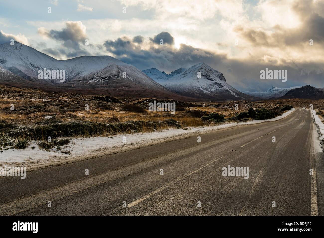 Verschneite Berggipfel von Ben Lee mit Wolken im Hochland und Straße Cup im Vordergrund, Portree Sligachan, Isle of Sky Stockfoto