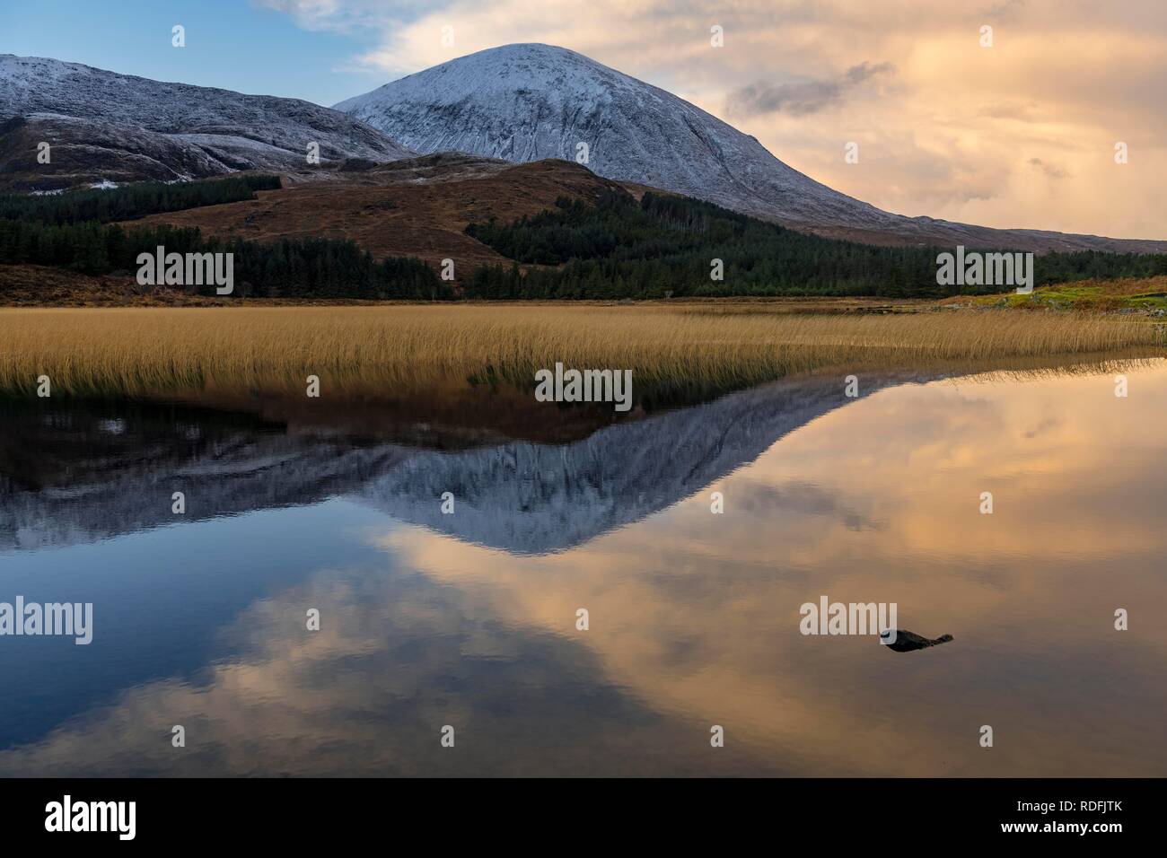 Reflexion im Loch Cill Chrisod, in Highland Landschaft mit Winter Cullins bergen, Broadford, Isle of Skye, Großbritannien Stockfoto