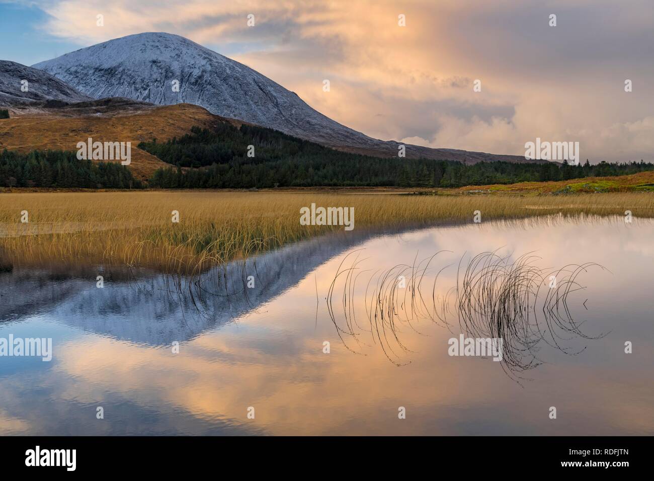 Reflexion im Loch Cill Chrisod, in Highland Landschaft mit Winter Cullins bergen, Broadford, Isle of Skye, Großbritannien Stockfoto